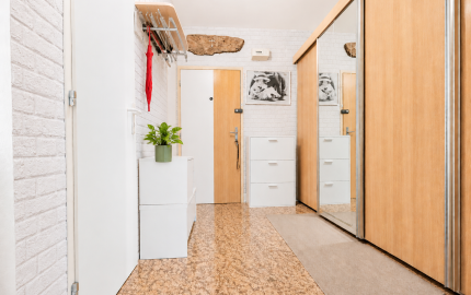 Priestranný 3 izbový byt 81 m2, šatník + špajza + DOHODA