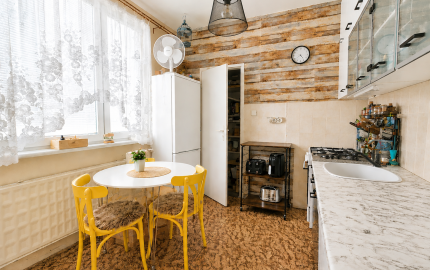 Priestranný 3 izbový byt 81 m2, šatník + špajza + DOHODA