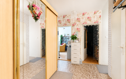 Priestranný 3 izbový byt 81 m2, šatník + špajza + DOHODA