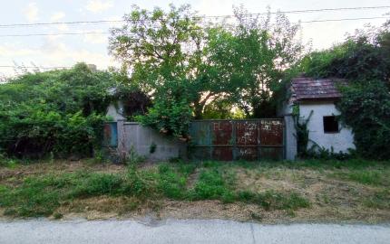 Pozemok pre rodinný dom 1444 m2 Holice, so starým domom