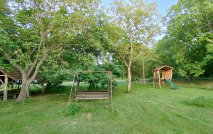 Pozemok pre rodinný dom 1444 m2 Holice, so starým domom