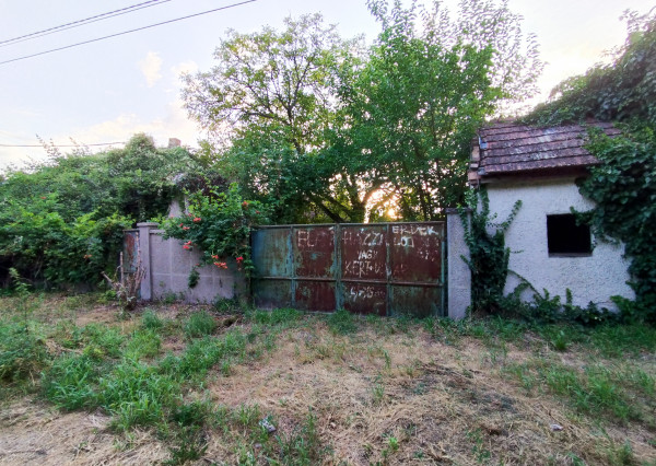 Pozemok pre rodinný dom 1444 m2 Holice, so starým domom