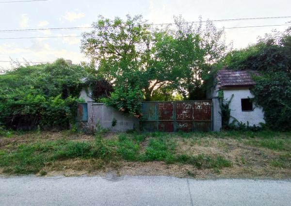 Pozemok pre rodinný dom 1444 m2 Holice, so starým domom