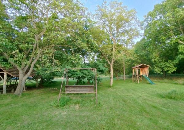 Pozemok pre rodinný dom 1444 m2 Holice, so starým domom