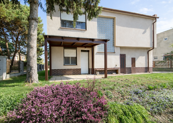 Predaj 5-izbového rodinného domu Topoľníky, pozemok 600 m2