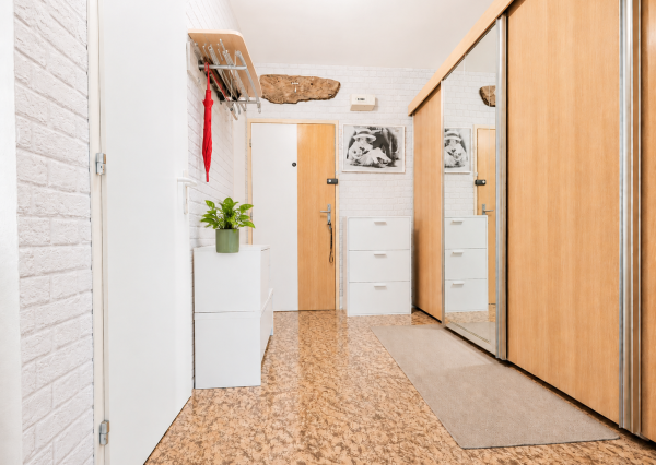 Priestranný 3 izbový byt 81 m2, šatník + špajza + DOHODA
