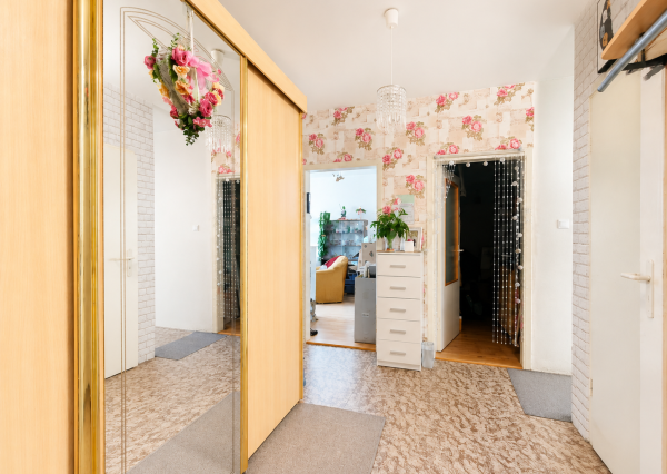 Priestranný 3 izbový byt 81 m2, šatník + špajza + DOHODA