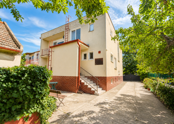Dvojgeneračný 5 izbový rodinný dom, pozemok 1090 m2