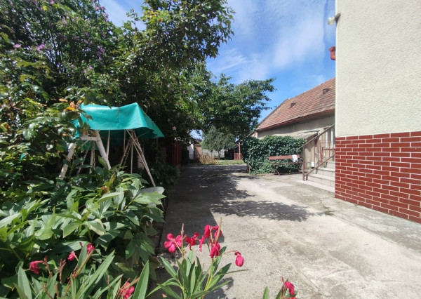 Dvojgeneračný 5 izbový rodinný dom, pozemok 1090 m2