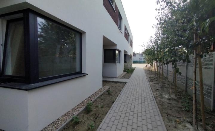 Rodinné domy v radovej zástavbe Okoličná na Ostrove - fotografia 2