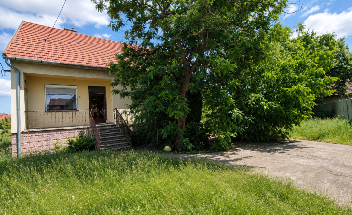 Predaj 5-izbového rodinného domu, pozemok 1786 m2 - fotografia 1