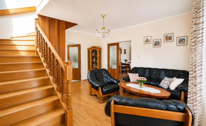 Dvojgeneračný 5 izbový rodinný dom, pozemok 1090 m2 - fotografia 5