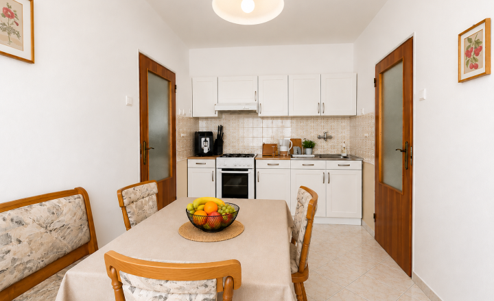 Dvojgeneračný 5 izbový rodinný dom, pozemok 1090 m2 - fotografia 11