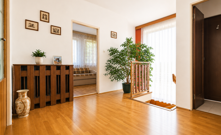 Dvojgeneračný 5 izbový rodinný dom, pozemok 1090 m2 - fotografia 9