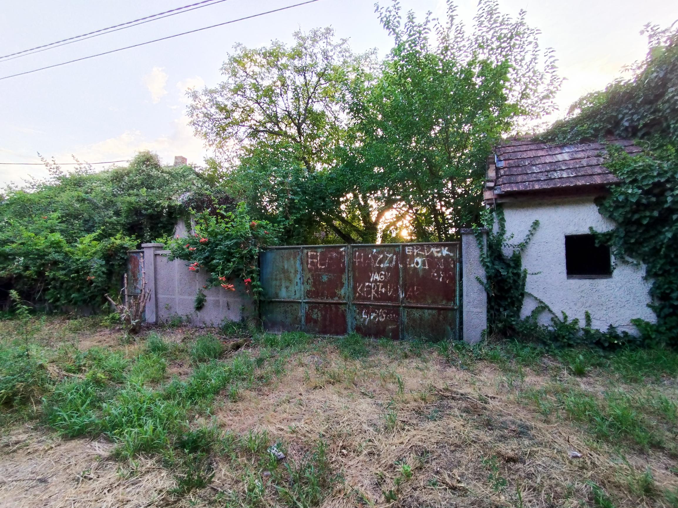 Pozemok pre rodinný dom 1444 m2 Holice, so starým domom