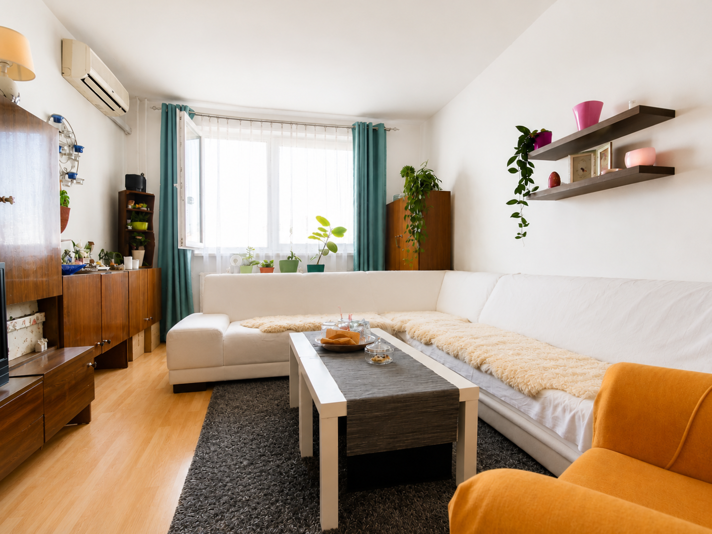 Priestranný 3 izbový byt 81 m2, šatník + špajza + DOHODA