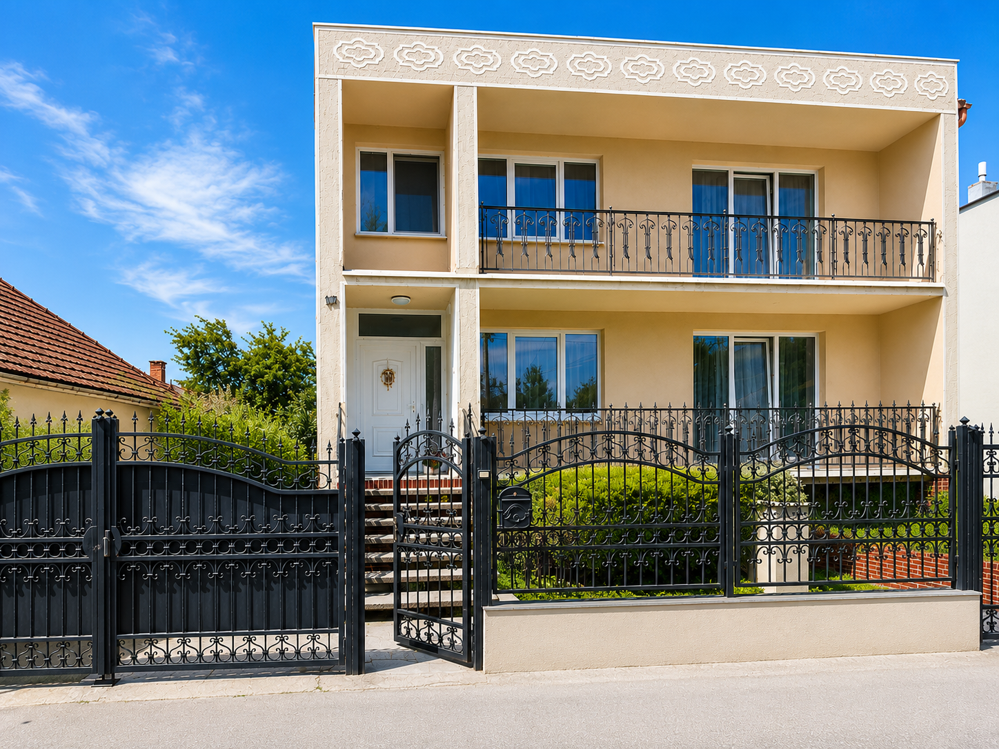 Dvojgeneračný 5 izbový rodinný dom, pozemok 1090 m2
